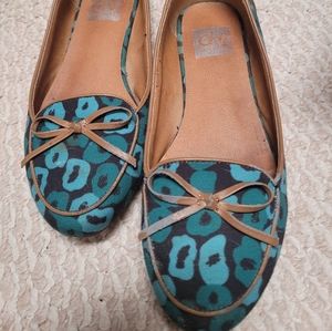 Moccasin like cute flats sz 7